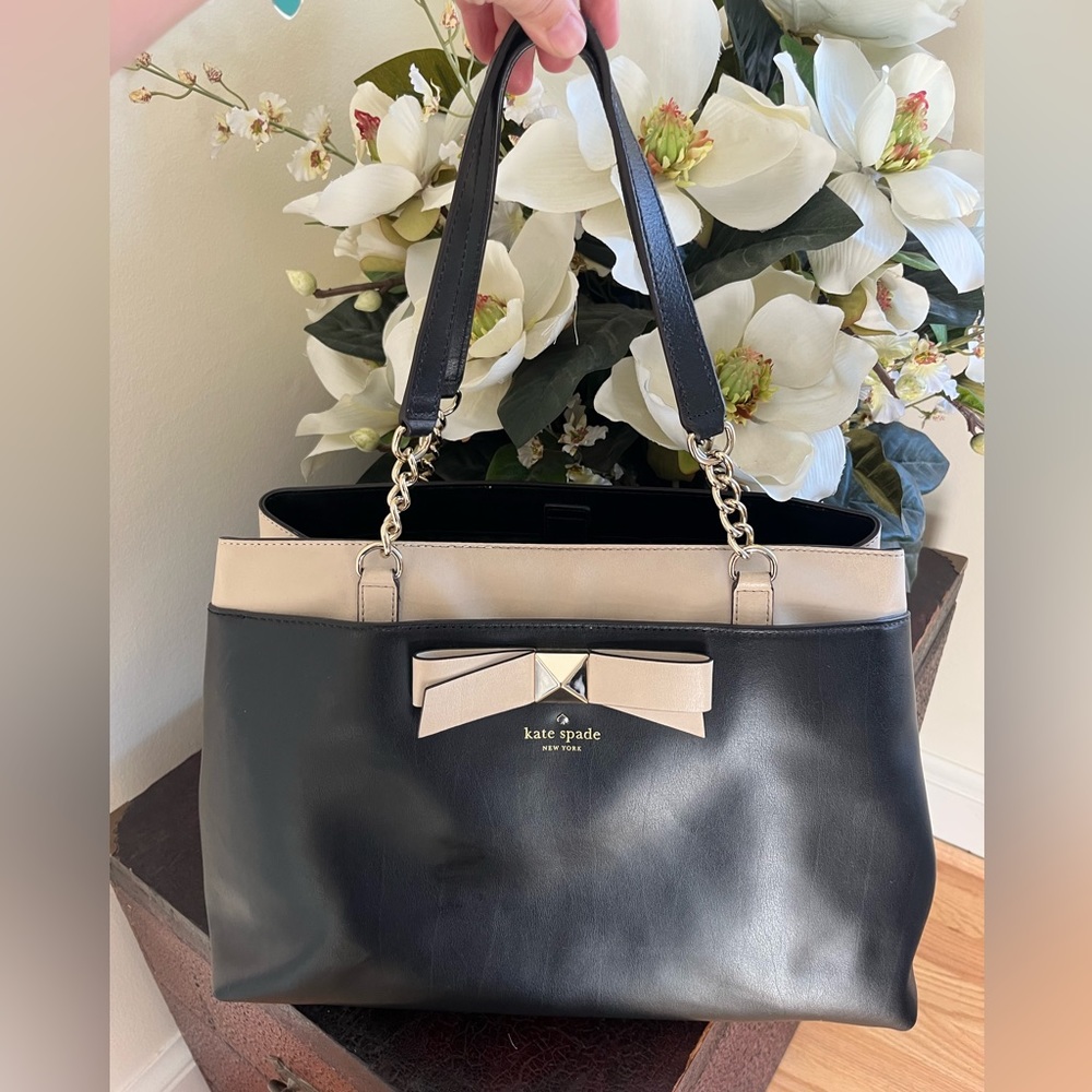 Kate spade white and black soft leather chain purse (16w x 10” tall)